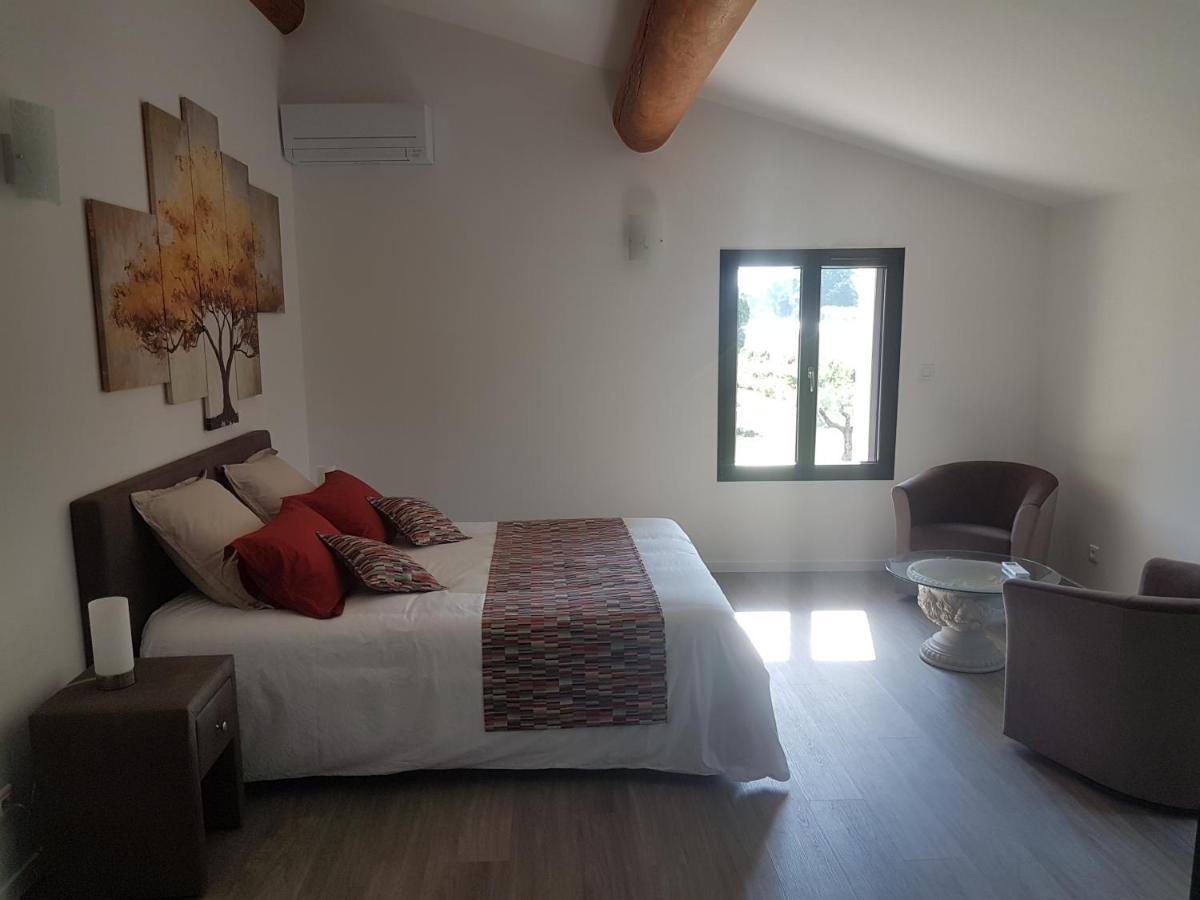 Mas Des Fugueyrolles Bed & Breakfast Cavaillon Exterior photo